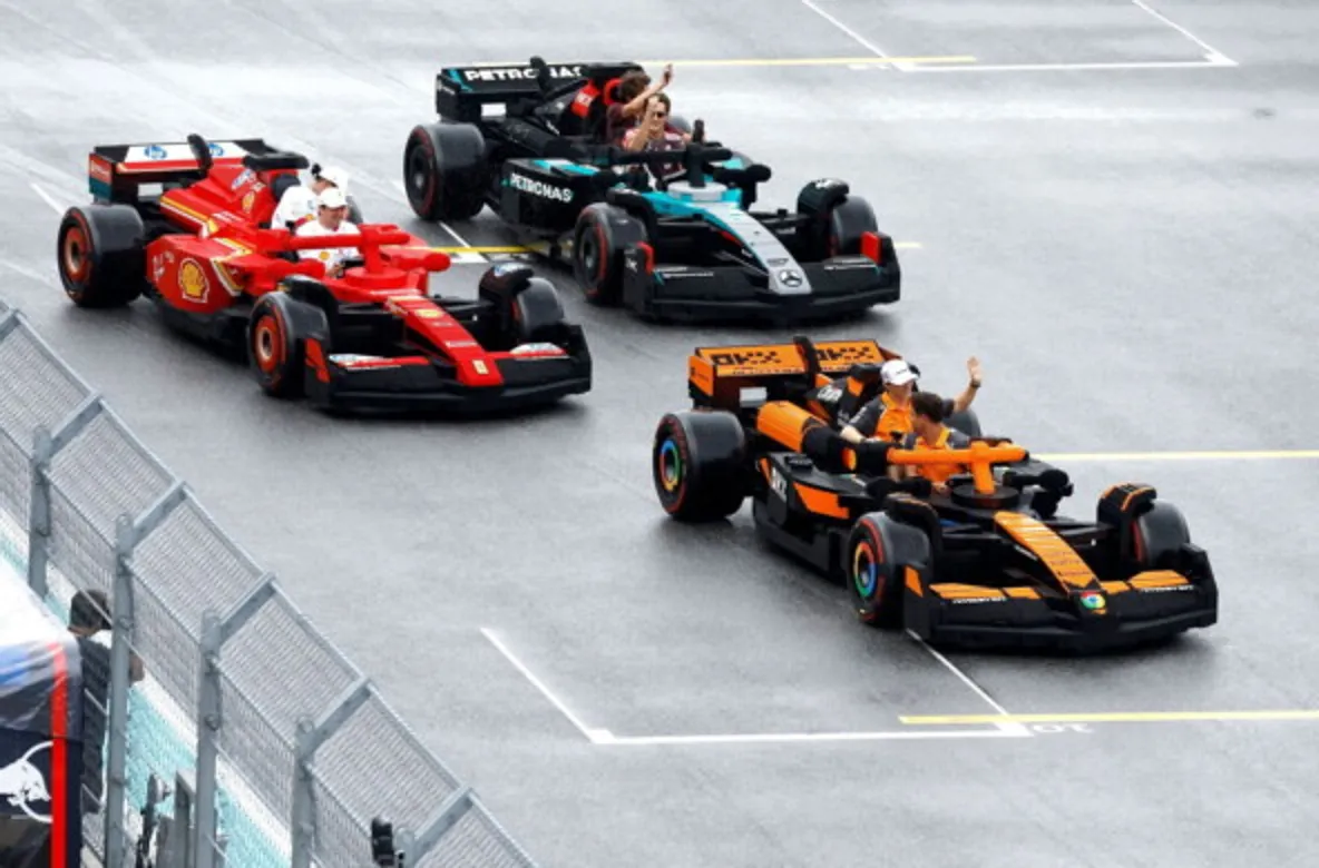 Red race car — Ferrari team. Orange — drivers Lando Norris and Oscar Piastri, McLaren. Turquoise — drivers George Russell and Kimi Antonelli, Mercedes